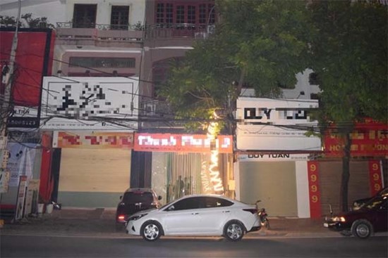 Vợ chồng đâm nhau thương vong trong nhà nghỉ