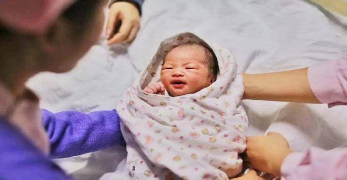 Y tá mừng rỡ bế em bé ra nhận người thân, bố đứa trẻ lại ngơ ngác hỏi Cô có nhầm không?-1