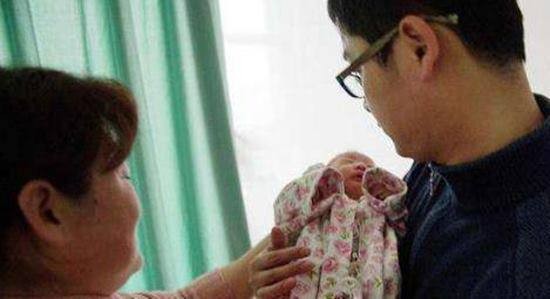 Y tá mừng rỡ bế em bé ra nhận người thân, bố đứa trẻ lại ngơ ngác hỏi Cô có nhầm không?-2