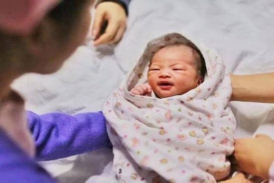 Y tá mừng rỡ bế em bé ra nhận người thân, bố đứa trẻ lại ngơ ngác hỏi 