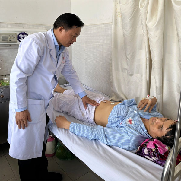 Nam thanh niên đau bụng dữ dội do túi mật chứa 3.200 viên sỏi-2