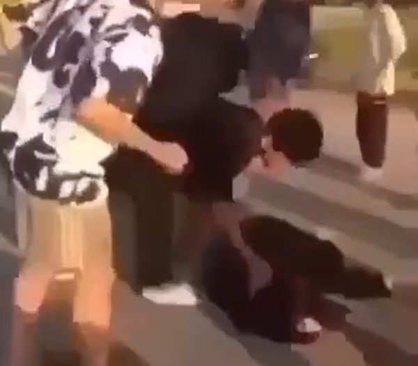 Nữ sinh lớp 10 bị đánh hội đồng đến bất tỉnh giữa đường-2