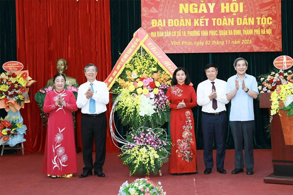 Phó Bí thư Thường trực Thành ủy Nguyễn Thị Tuyến dự Ngày hội đại đoàn kết tại phường Vĩnh Phúc-1