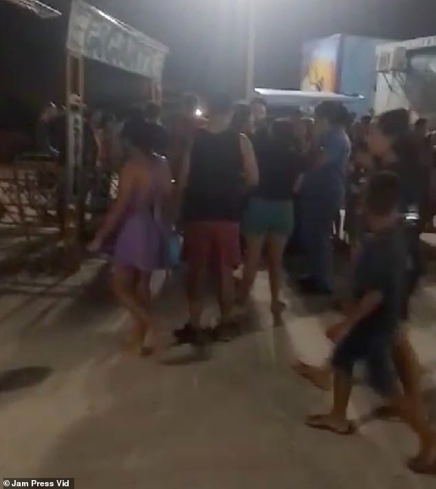 Chơi vòng đu quay khổng lồ, bé gái gặp sự cố treo lơ lửng trên không khiến tất cả nhân chứng nín thở theo dõi rồi hét lên kinh hoàng-4