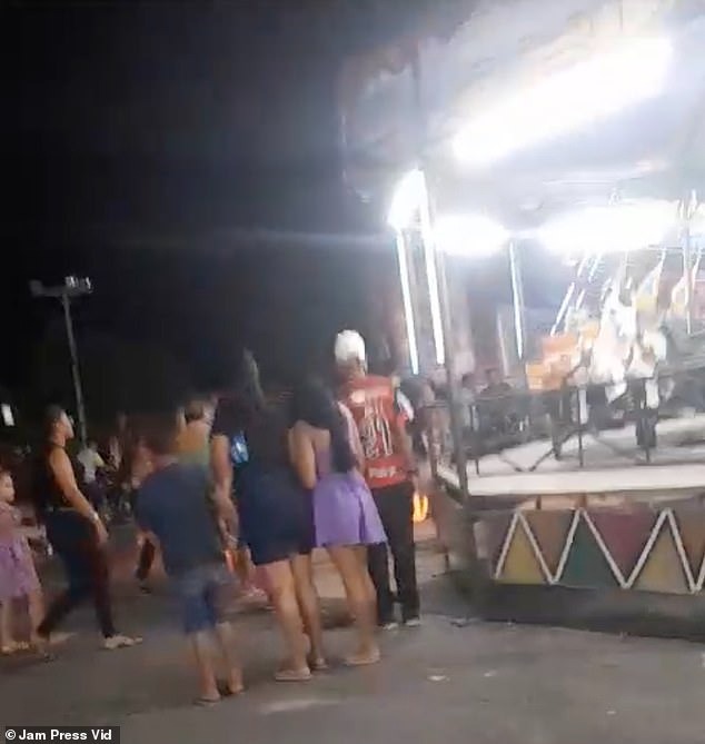 Chơi vòng đu quay khổng lồ, bé gái gặp sự cố treo lơ lửng trên không khiến tất cả nhân chứng nín thở theo dõi rồi hét lên kinh hoàng-5