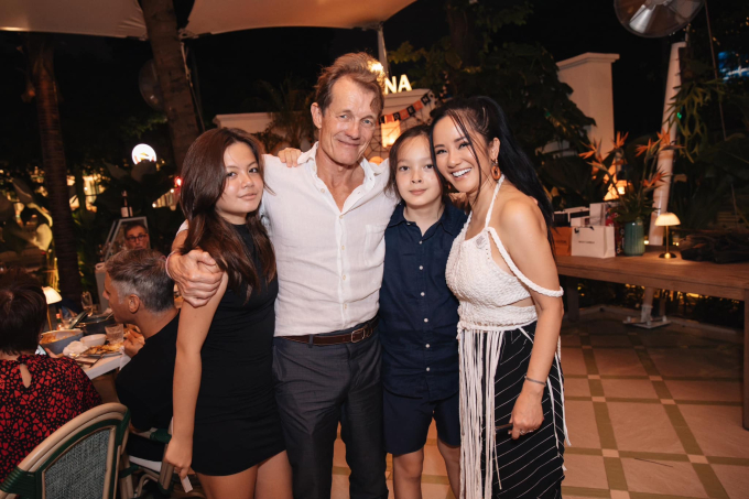 Diva Hồng Nhung: Chị đẹp với 2 cuộc hôn nhân kỳ lạ, tuổi 53 nhan sắc rực rỡ, được bạn trai Tây yêu thương-4