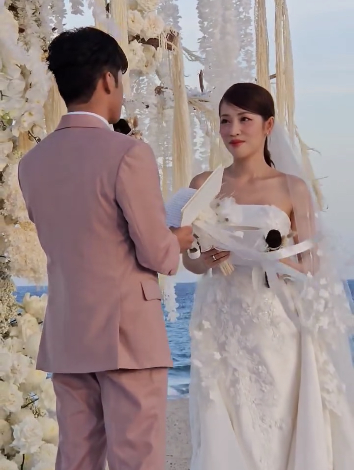 Đám cưới Puka và Gin Tuấn Kiệt: Cô dâu rơi nước mắt lộ diện, chú rể phát biểu xúc động trên lễ đường-1