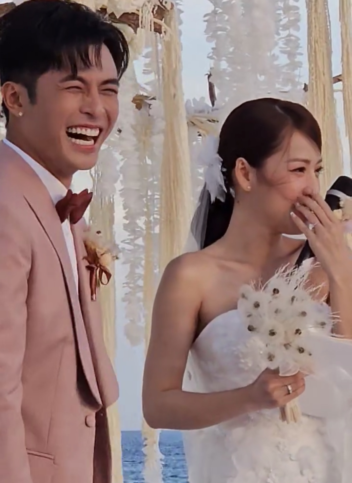 Đám cưới Puka và Gin Tuấn Kiệt: Cô dâu rơi nước mắt lộ diện, chú rể phát biểu xúc động trên lễ đường-2
