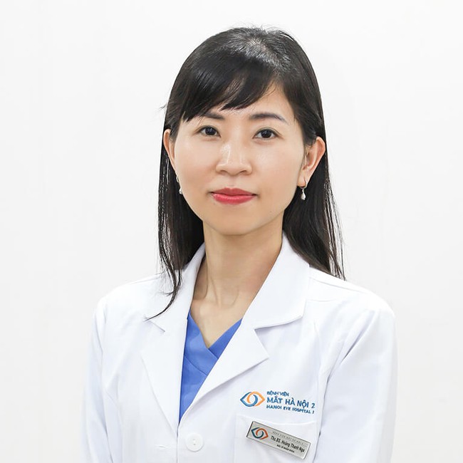 Dùng nước muối sinh lý để làm sạch mắt: BS cảnh báo nguy cơ hại thị lực nếu làm sai và hướng dẫn cách làm đúng-1