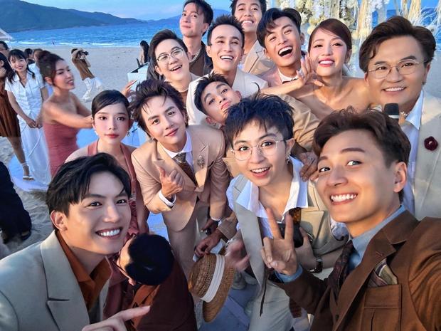 Tiệc tối đám cưới Puka - Gin Tuấn Kiệt: Hòa Minzy buộc váy quẩy bất chấp, dàn sao Vbiz hết hóa trang đến đại chiến hồ bơi-2