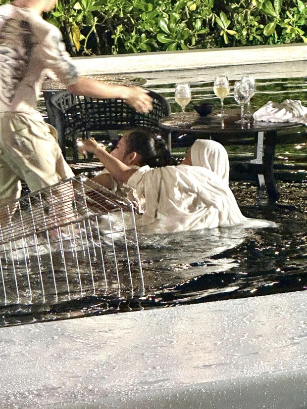 Tiệc tối đám cưới Puka - Gin Tuấn Kiệt: Hòa Minzy buộc váy quẩy bất chấp, dàn sao Vbiz hết hóa trang đến đại chiến hồ bơi-8