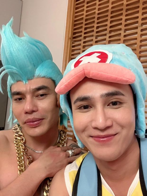 Tiệc tối đám cưới Puka - Gin Tuấn Kiệt: Hòa Minzy buộc váy quẩy bất chấp, dàn sao Vbiz hết hóa trang đến đại chiến hồ bơi-7