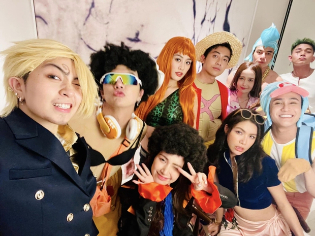 Tiệc tối đám cưới Puka - Gin Tuấn Kiệt: Hòa Minzy buộc váy quẩy bất chấp, dàn sao Vbiz hết hóa trang đến đại chiến hồ bơi-6