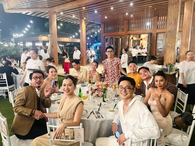 Tiệc tối đám cưới Puka - Gin Tuấn Kiệt: Hòa Minzy buộc váy quẩy bất chấp, dàn sao Vbiz hết hóa trang đến đại chiến hồ bơi-5