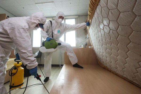 Đặt phòng khách sạn hạng sang nổi tiếng, người phụ nữ tái mặt vì gặp cảnh tượng đáng sợ lúc 3h sáng-3