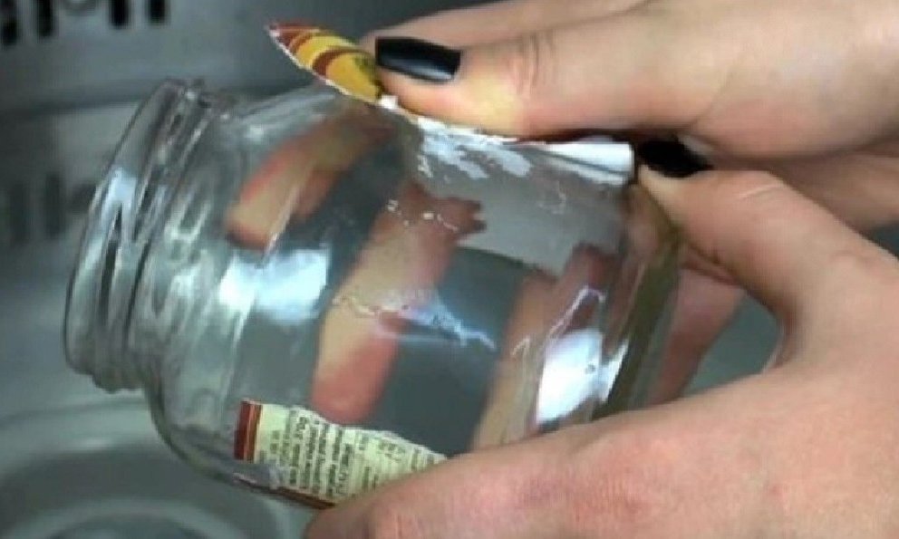 Mẹo cực hay giúp tẩy vết keo trên chai thủy tinh-1