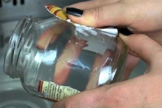 Mẹo cực hay giúp tẩy vết keo trên chai thủy tinh