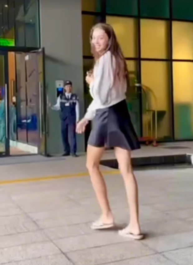 Vợ Tây của Bùi Tiến Dũng tự tay chọn quà cho mẹ chồng, nhắn nhủ bằng tiếng Việt bày tỏ tình cảm-3