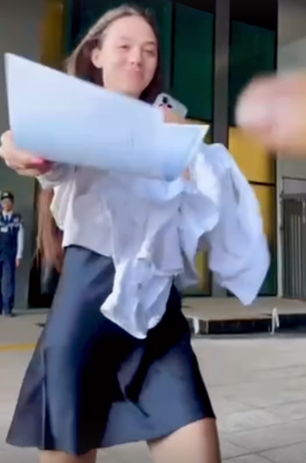 Vợ Tây của Bùi Tiến Dũng tự tay chọn quà cho mẹ chồng, nhắn nhủ bằng tiếng Việt bày tỏ tình cảm-4