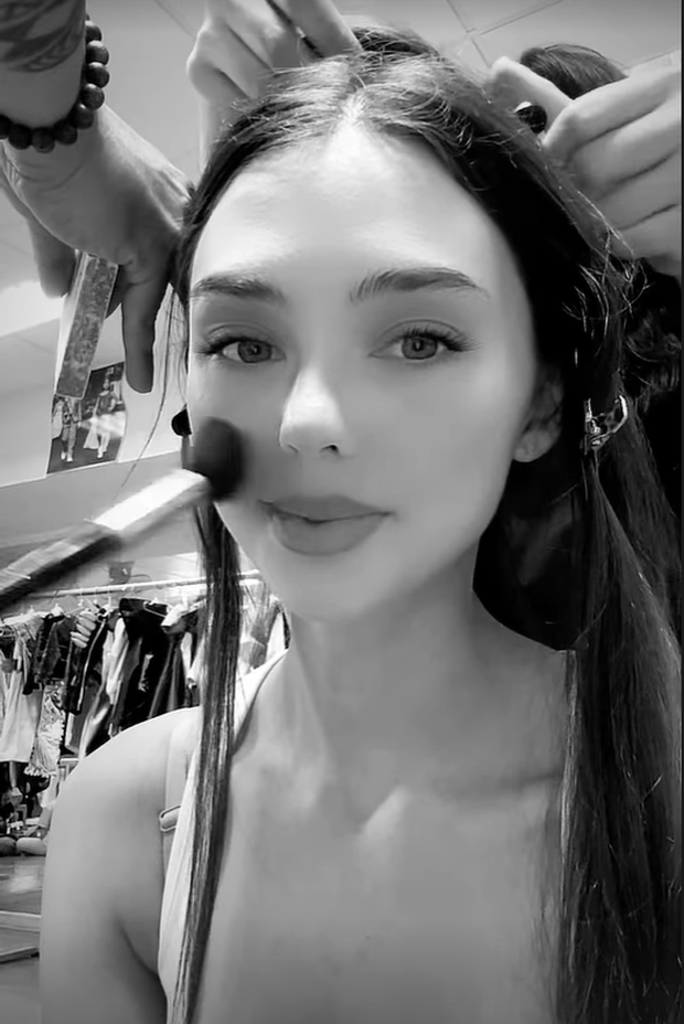 Vợ Tây của Bùi Tiến Dũng tự tay chọn quà cho mẹ chồng, nhắn nhủ bằng tiếng Việt bày tỏ tình cảm-6