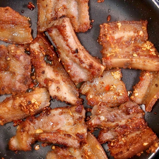 Cách làm thịt ba chỉ chiên theo kiểu mới này sẽ khiến nồi cơm nhà bạn bay trong phút chốc-4