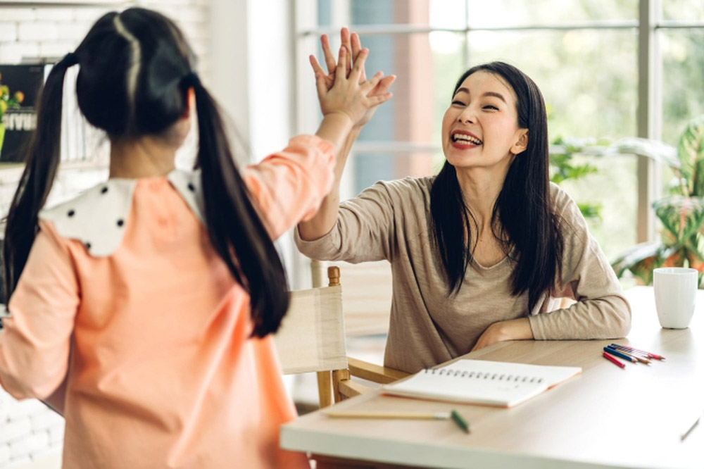 Một bức ảnh trên tàu điện ngầm viral rần rần, 2 phong cách giáo dục kinh điển được tái hiện-2