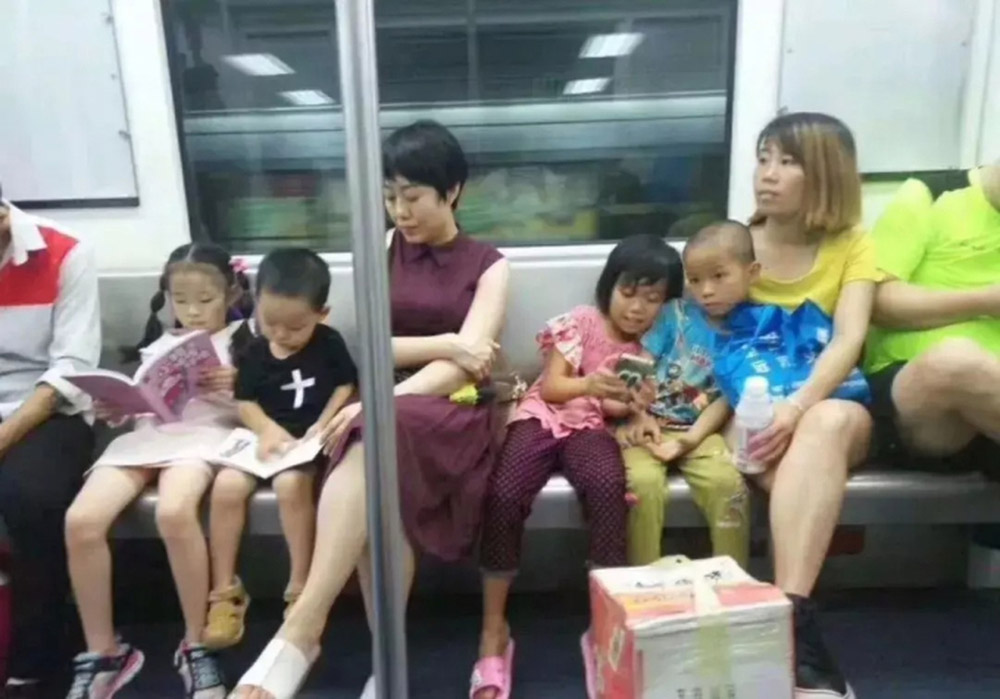 Một bức ảnh trên tàu điện ngầm viral rần rần, 2 phong cách giáo dục kinh điển được tái hiện-1