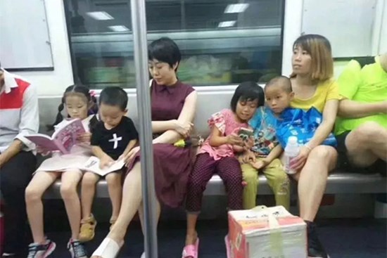 Một bức ảnh trên tàu điện ngầm viral rần rần, 2 phong cách giáo dục kinh điển được tái hiện