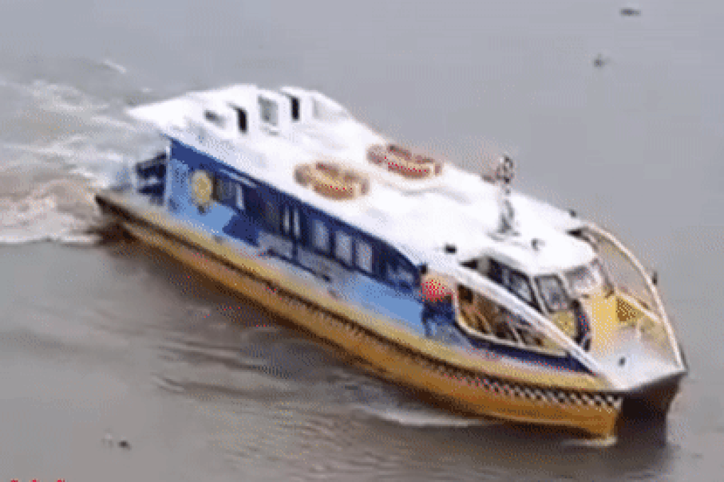 Phút nghẹt thở cứu người phụ nữ nhảy cầu ở sông Sài Gòn-1