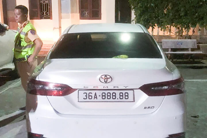 Phạt 17 triệu đồng với tài xế lái xe biển số ‘VIP’ 888.88 vi phạm nồng độ cồn-1