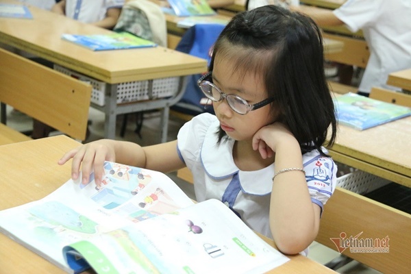 Trao quyền chọn SGK cho trường: Hợp lý nhưng cần tránh sự can thiệp, thao túng-1