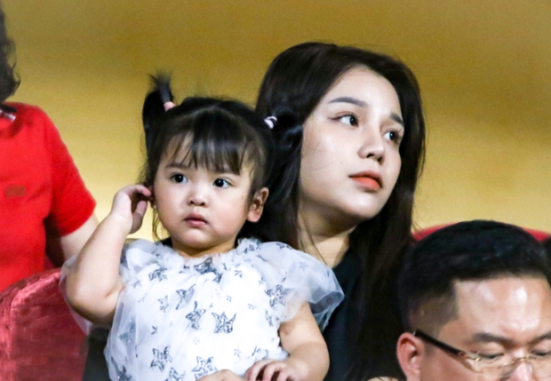 Vợ Bùi Tiến Dũng xuất hiện trên sân Hàng Đẫy sau lùm xùm tìm chồng trên mạng-1