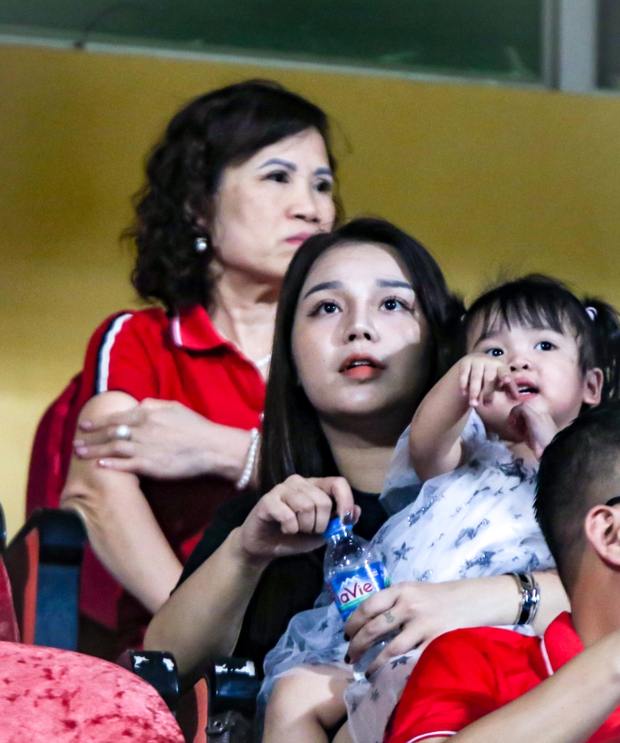 Vợ Bùi Tiến Dũng xuất hiện trên sân Hàng Đẫy sau lùm xùm tìm chồng trên mạng-2