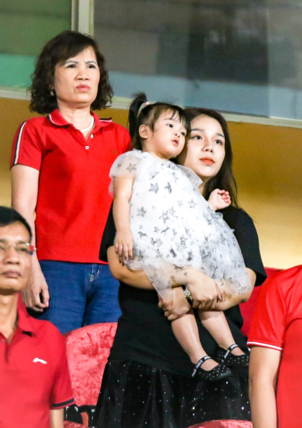 Vợ Bùi Tiến Dũng xuất hiện trên sân Hàng Đẫy sau lùm xùm tìm chồng trên mạng-3