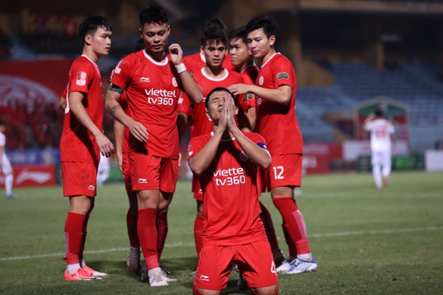 Vợ Bùi Tiến Dũng xuất hiện trên sân Hàng Đẫy sau lùm xùm tìm chồng trên mạng-6