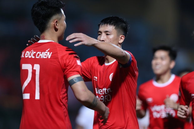 Vợ Bùi Tiến Dũng xuất hiện trên sân Hàng Đẫy sau lùm xùm tìm chồng trên mạng-7