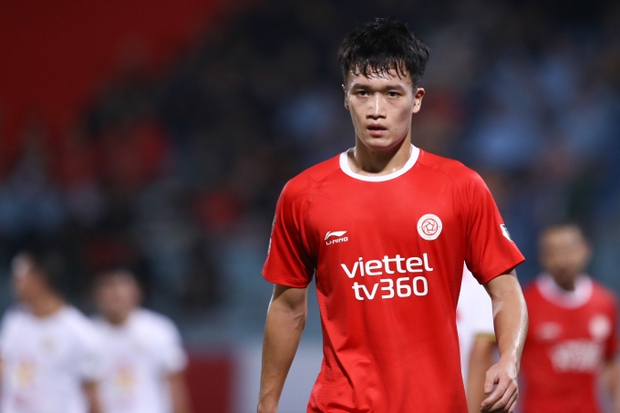 Vợ Bùi Tiến Dũng xuất hiện trên sân Hàng Đẫy sau lùm xùm tìm chồng trên mạng-8