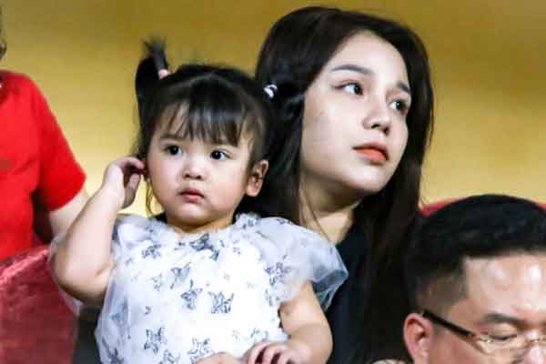 Vợ Tây bày tỏ tình yêu với bà của Bùi Tiến Dũng, khoe mâm cơm quê nhà chồng-5