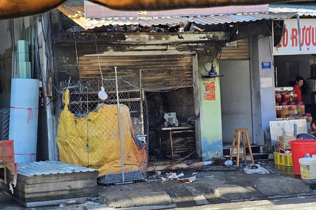 CLIP: Quán trà sữa ở TP HCM cháy dữ dội, nhiều người tháo chạy thoát thân-1