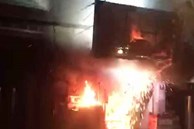 CLIP: Quán trà sữa ở TP HCM cháy dữ dội, nhiều người tháo chạy thoát thân