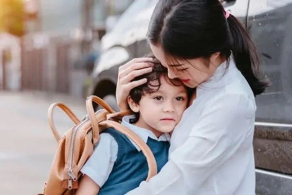 Con lăn lộn ăn vạ trên đường, người mẹ có cách làm khiến nhiều người phục: Đây là lý do vì sao có trẻ ngoan, trẻ hư!-4