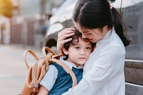 Từ 3 chi tiết khi phụ huynh đón con tan học, có thể biết được việc nuôi dạy đứa trẻ có thành công hay không