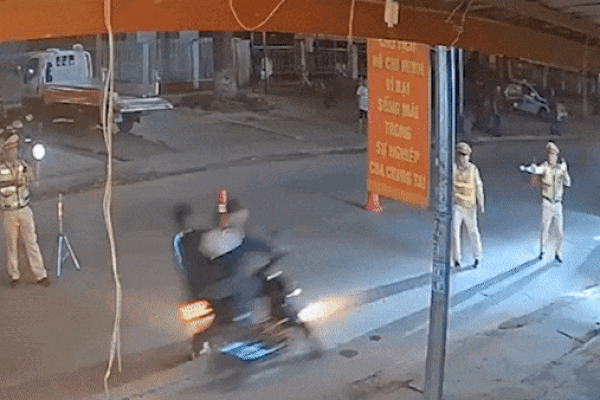 Bắt giữ tài xế chạy lùi ô tô để trốn kiểm tra nồng độ cồn trên Quốc lộ 18-3