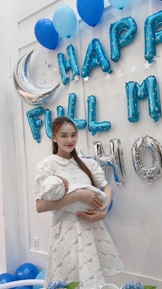 Nhã Phương lộ diện khoe nhan sắc mẹ bỉm trong tiệc đầy tháng con trai, hé lộ 1 thông tin đặc biệt của nhóc tỳ-2