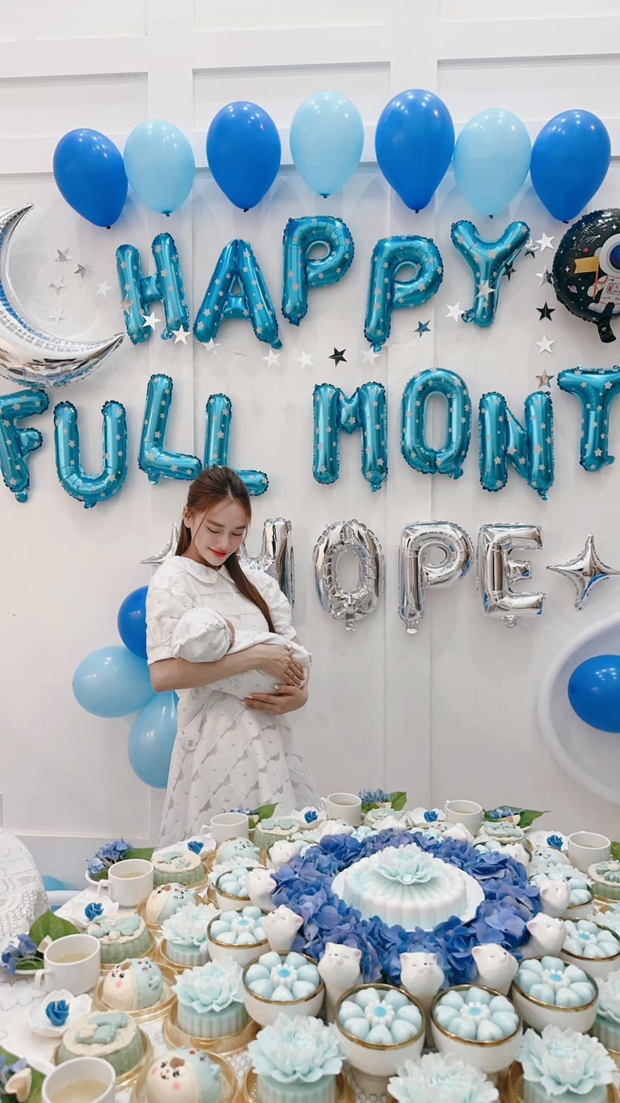Nhã Phương lộ diện khoe nhan sắc mẹ bỉm trong tiệc đầy tháng con trai, hé lộ 1 thông tin đặc biệt của nhóc tỳ-3