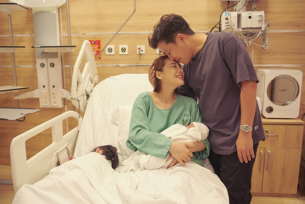 Nhã Phương lộ diện khoe nhan sắc mẹ bỉm trong tiệc đầy tháng con trai, hé lộ 1 thông tin đặc biệt của nhóc tỳ-4