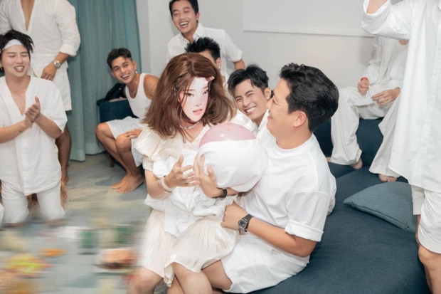 Nhã Phương lộ diện khoe nhan sắc mẹ bỉm trong tiệc đầy tháng con trai, hé lộ 1 thông tin đặc biệt của nhóc tỳ-5