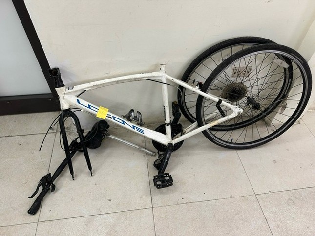 Gã trai mượn ô tô của bạn gái để trộm lượng lớn xe đạp đắt tiền ở chung cư cao cấp-4