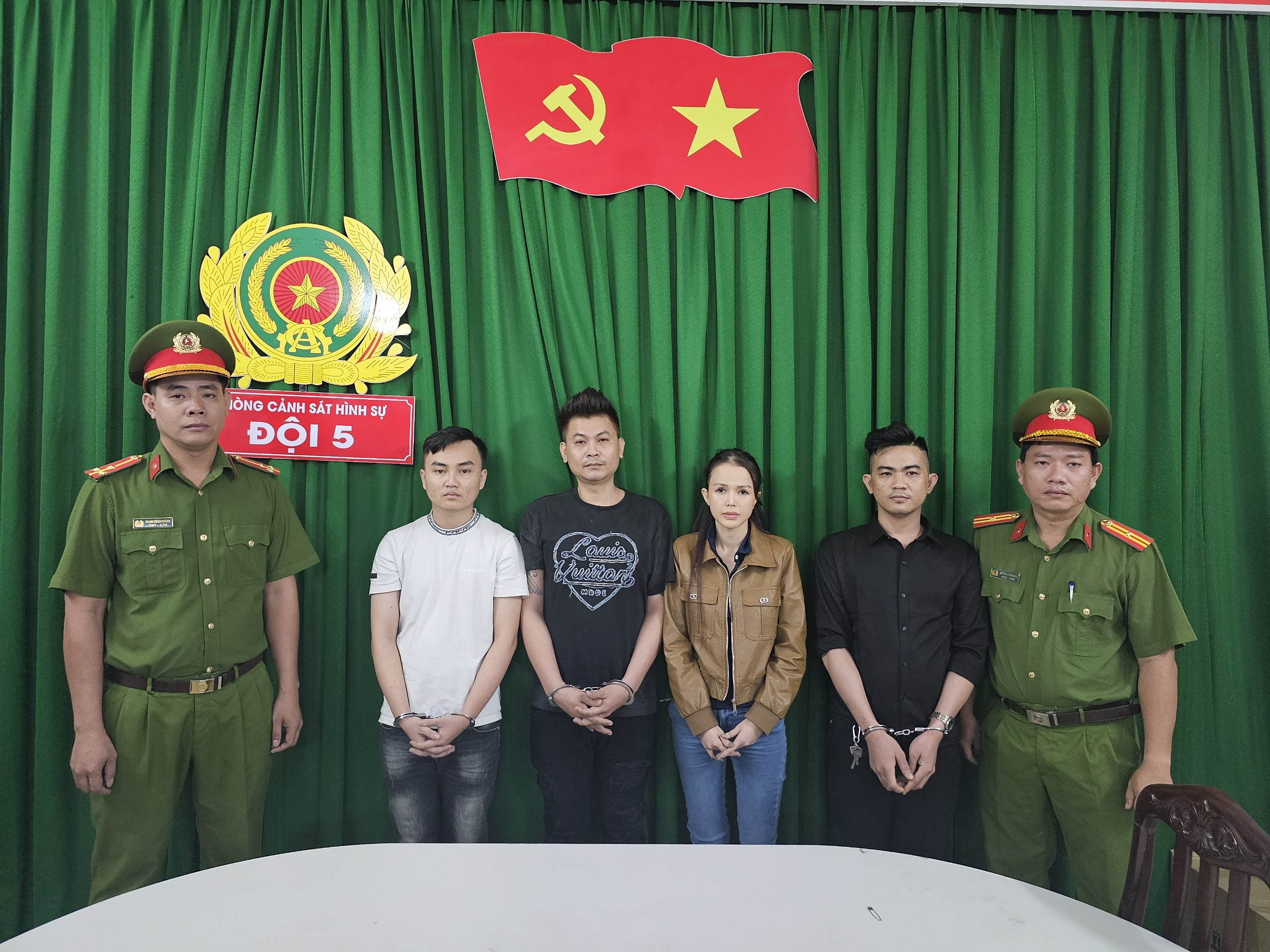 Nhà hàng có 60 tiếp viên nữ sẵn sàng ‘đi khách’ giá 12 triệu/ đêm-1