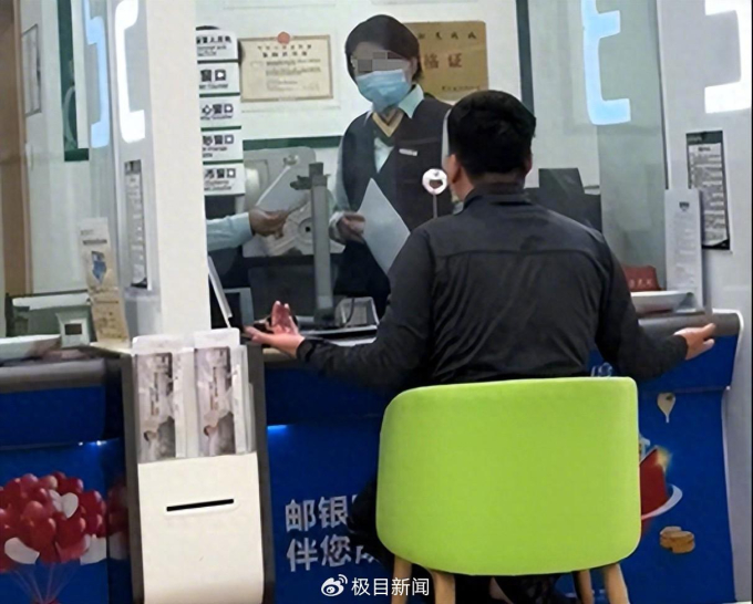 Ra quầy rút 2 triệu đồng bị ngân hàng đòi phí thủ tục hơn 2,6 triệu, người đàn ông chưng hửng: Thà không rút còn hơn-2